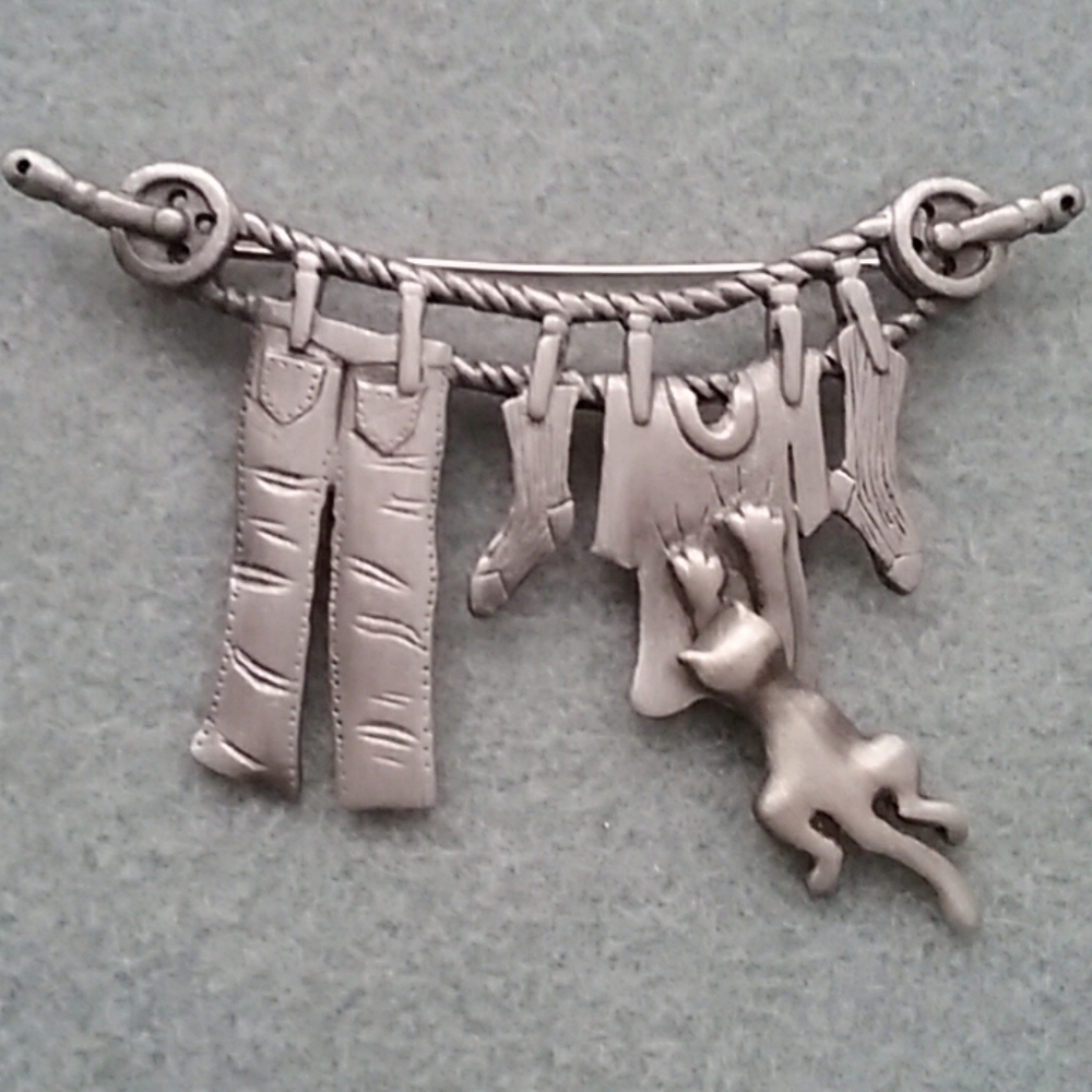 🍁3/$25 👉*VINTAGE* KITTY CAT SWINGING CLOTHESLINE PIN~ PEWTER - Picture 2 of 5